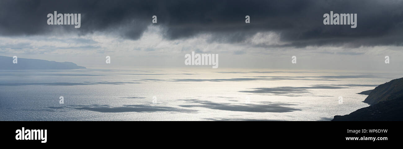 Wolkenschatten und Sonnenlicht Reflexionen auf dem Ozean Wasser des Pico-Sao Jorge Kanal, den Azoren, Portugal Stockfoto