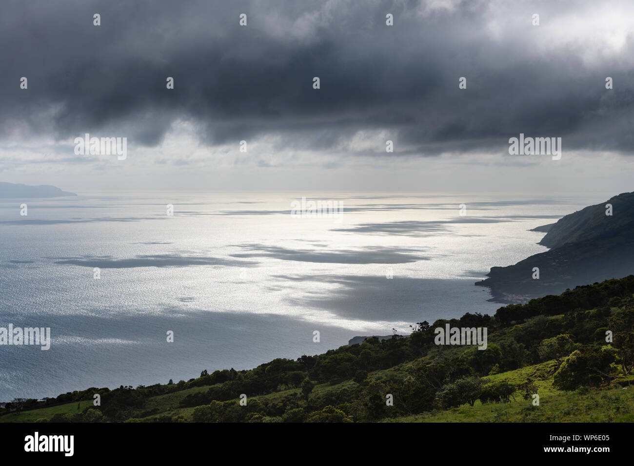 Wolkenschatten und Sonnenlicht Reflexionen auf dem Ozean Wasser des Pico-Sao Jorge Kanal, den Azoren, Portugal Stockfoto