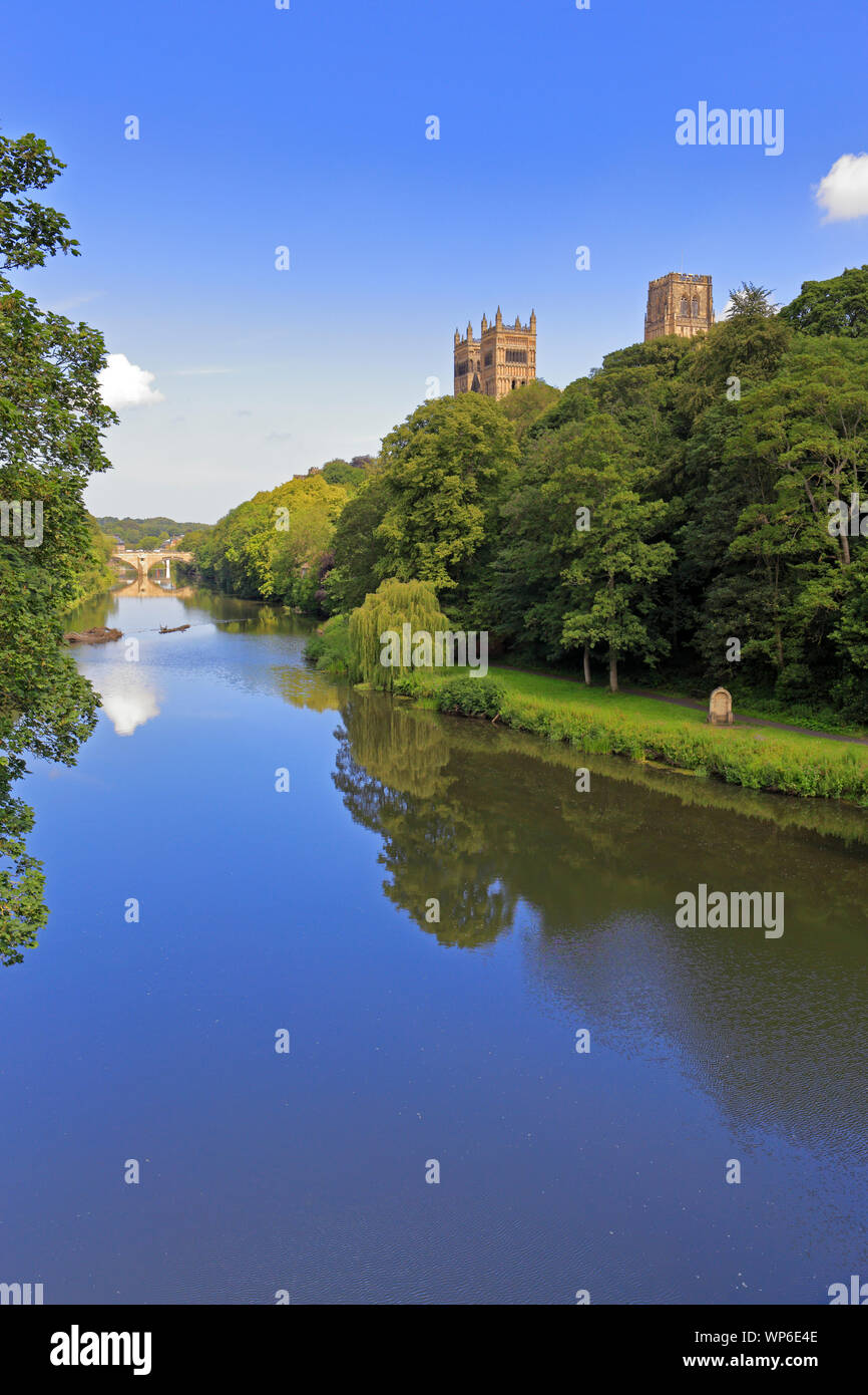 Durham Cathedral über dem Fluss von vorbiegungen Brücke, ein UNESCO-Weltkulturerbe, Durham, County Durham, England, UK tragen. Stockfoto
