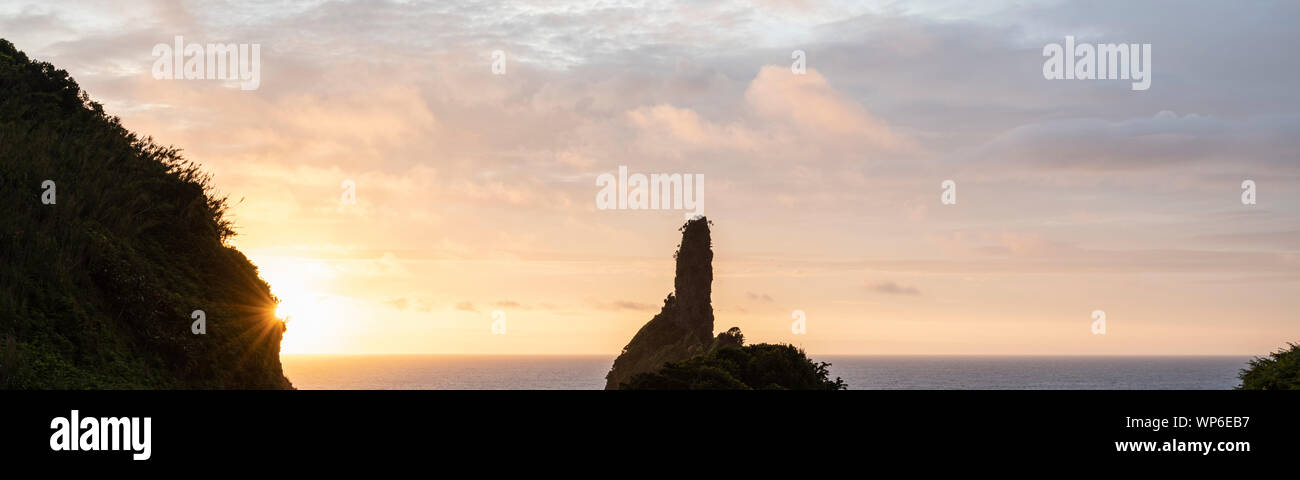 Sunrise Landschaft bei Rock Strukturen im Meer an der Baía de Alagoa auf das Märchen Insel Ilha das Flores, Azoren, Portugal Stockfoto