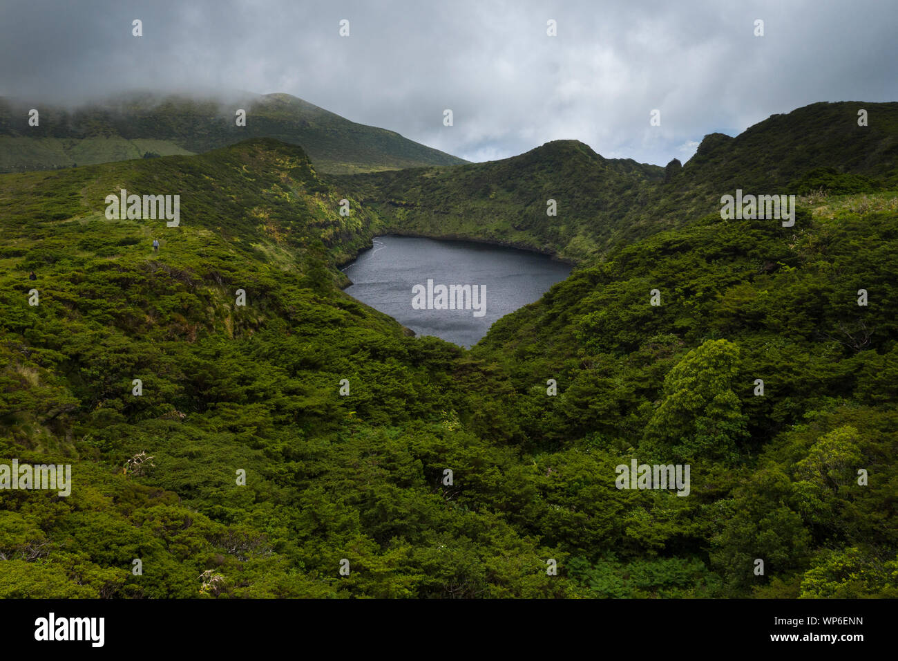 Luftbild von Lagoa Comprida caldera Crater Lake von grüner Vegetation und mit einem stürmischen Himmel auf der Ilha das Flores Island an der Azoren, P umgeben Stockfoto