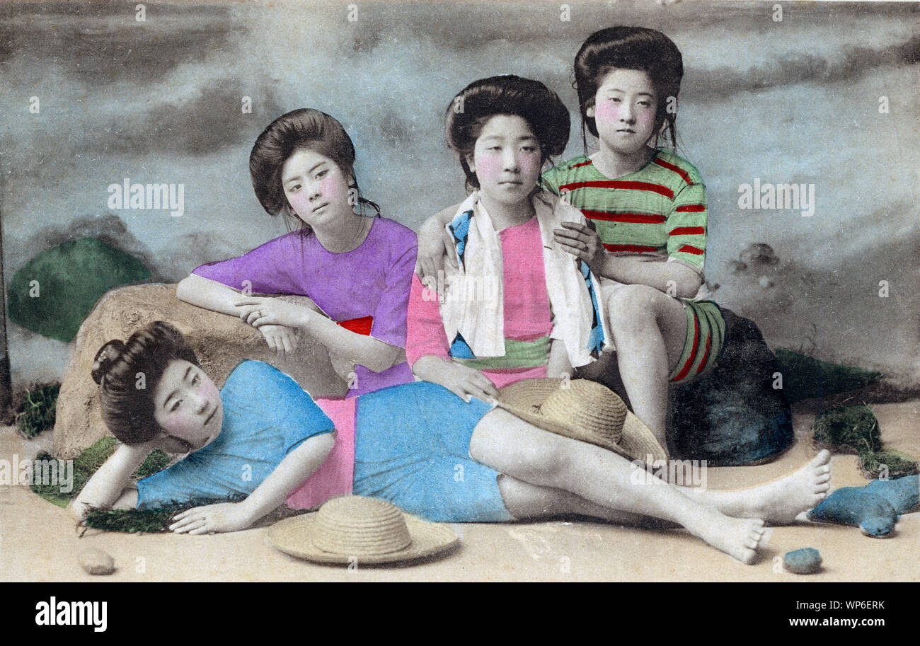 [1910s Japan - Japanische Frauen in Badekleidung] - Ein studio Foto von zwei jungen Frauen mit traditionellen Frisuren in Badeanzügen posieren. Modelle für diese Art von Fotos, waren fast immer Geisha. 20. jahrhundert alte Ansichtskarte. Stockfoto