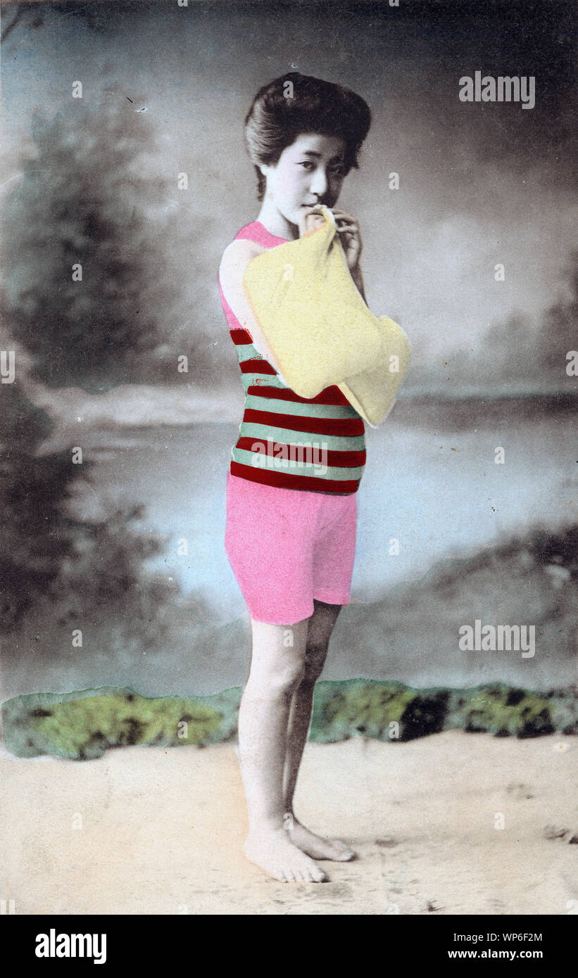 [1910s Japan - Japanische Frau in Badekleidung] - Ein studio Foto einer jungen Frau mit traditionellen Frisuren im Badeanzug posiert. Modelle für diese Art von Fotos, waren fast immer Geisha. 20. jahrhundert alte Ansichtskarte. Stockfoto