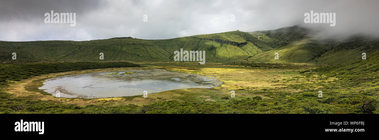 Landschaft Panorama bei Lagoa Branca caldera Crater Lake auf der Azoren Insel Ilha das Flores, Portugal Stockfoto