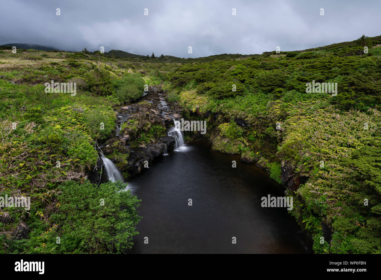 Landschaft mit Stream und kleinen Wasserfällen auf der Oberseite der Poço Ribeira do Ferreiro bei Fajã Grande und Fajãzinha, Azoren, Portugal Stockfoto