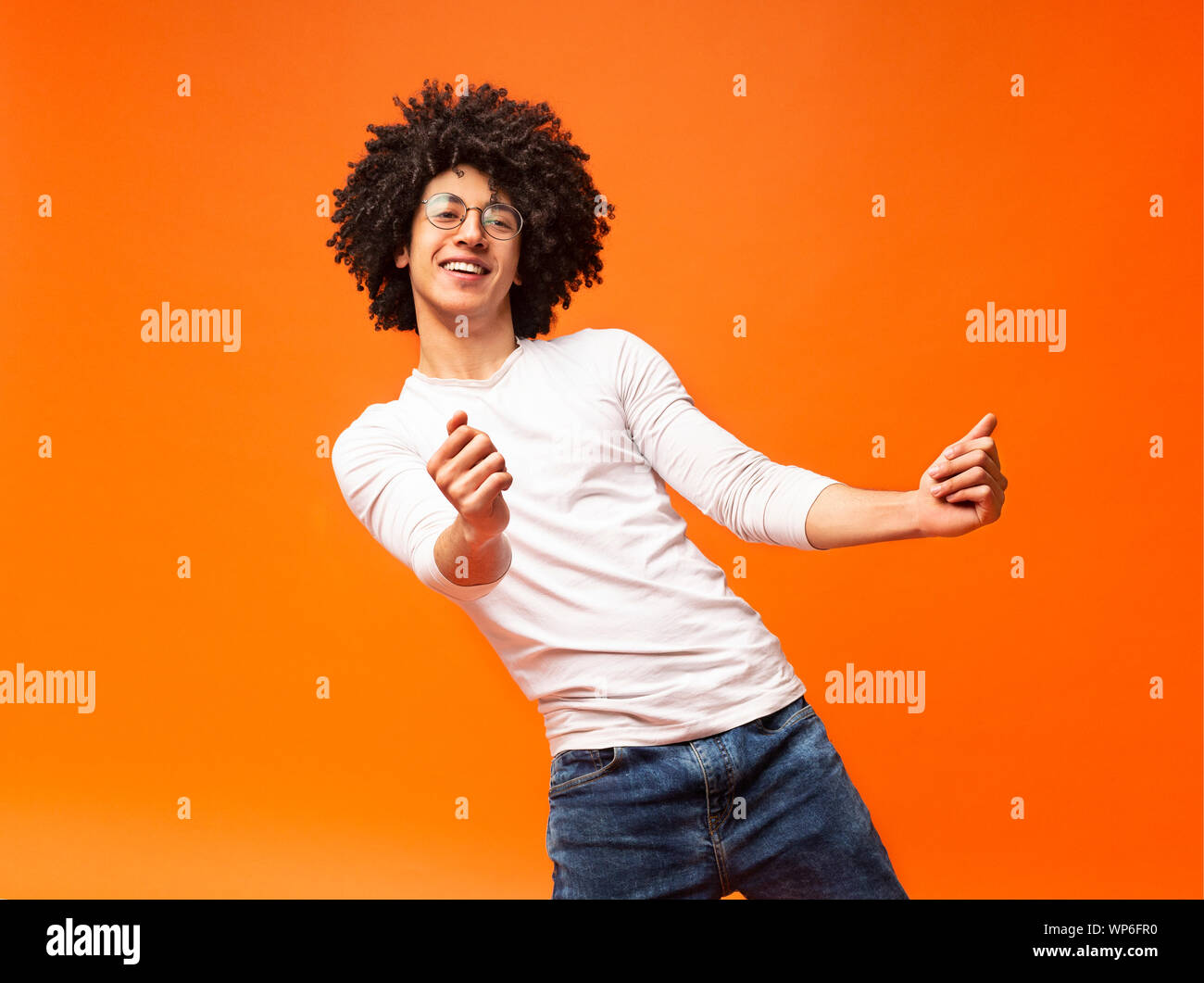 Awesome buschige Kerl tanzen Club bewegt sich auf orangefarbenem Hintergrund Stockfoto