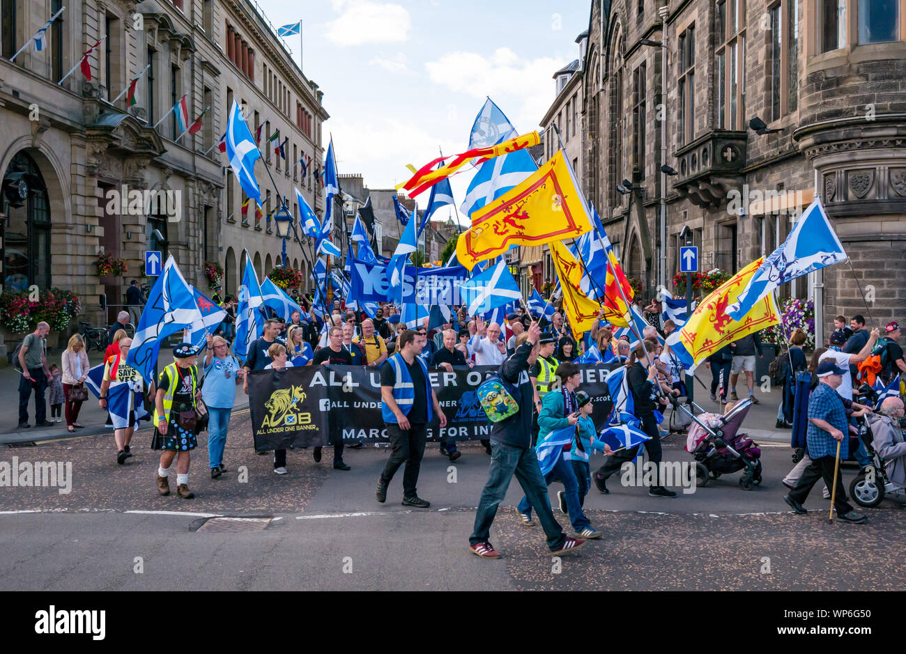 Perth, Schottland, Vereinigtes Königreich, 7. September 2019. Alle unter einem Banner Unabhängigkeit März: Unabhängigkeit unterstützer März durch Perth im 7. Alle unter einem Banner (auob) März dieses Jahres. Der März auf der High Street mit John Swinney, SNP-Vize, winken Stockfoto