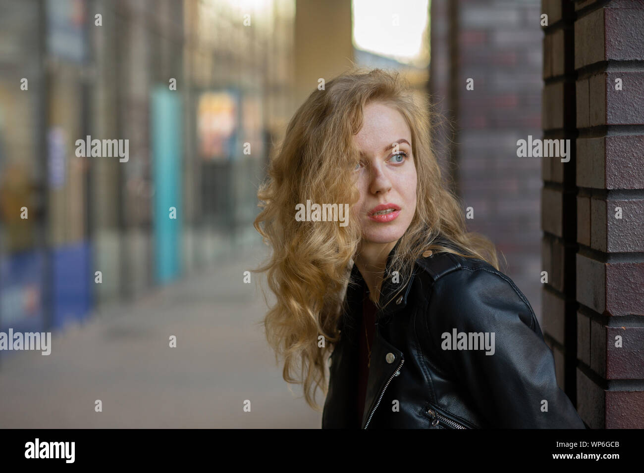 Blonde Mädchen mit pimply Haut auf Stadt Straße zur Seite suchen Stockfoto