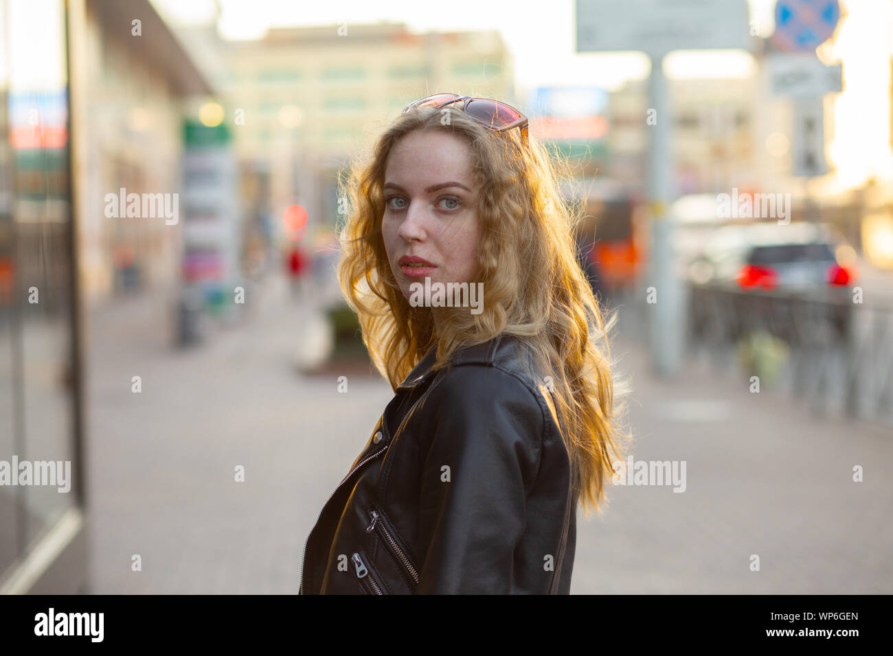 Blonde Mädchen mit pimply Haut auf Stadt Straße an der Kamera auf der Suche Stockfoto
