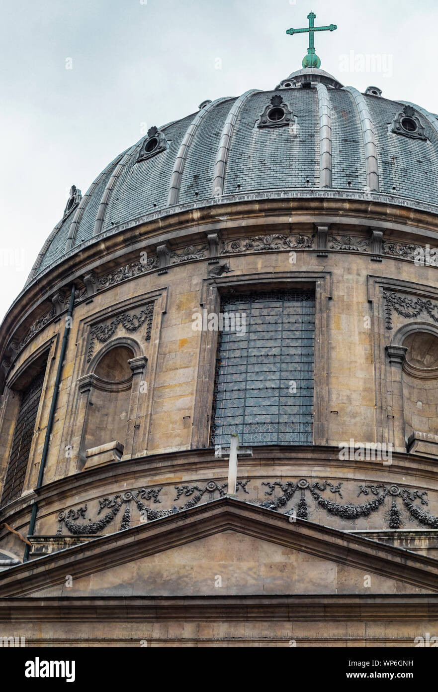 Paris, Frankreich, 28. Januar 2018: Close Up auf der Kuppel und der Architektur der Kirche Notre Dame de l'Assomption. Stockfoto