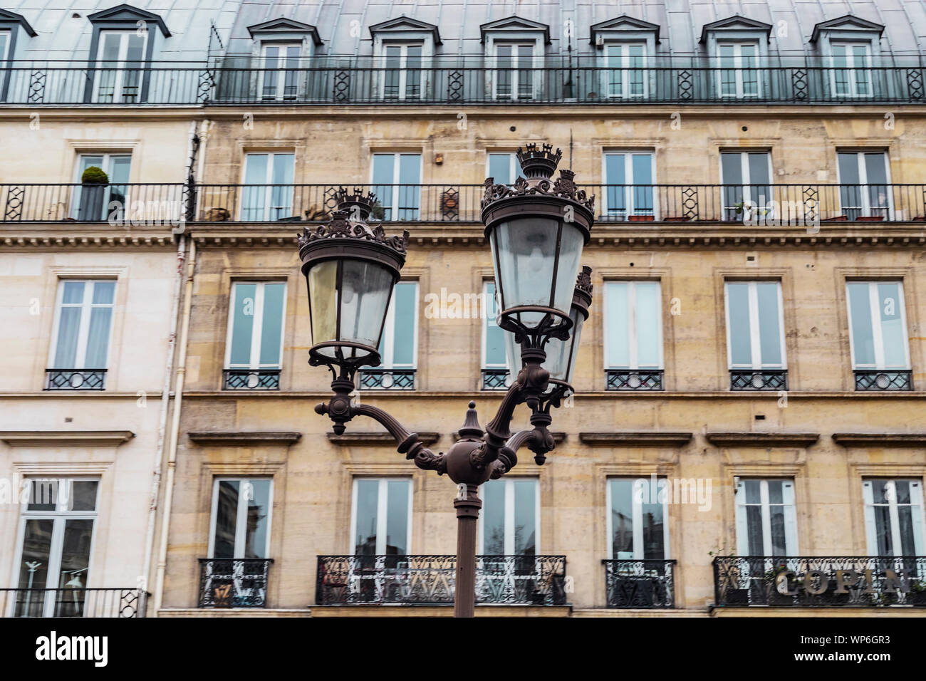 Paris, Frankreich, 28. Januar 2018: Close up auf den architektonischen Details einer Pariser Straße Licht und die Lampe mit unscharfen Bewegung an Gebäuden in den hinterg Stockfoto