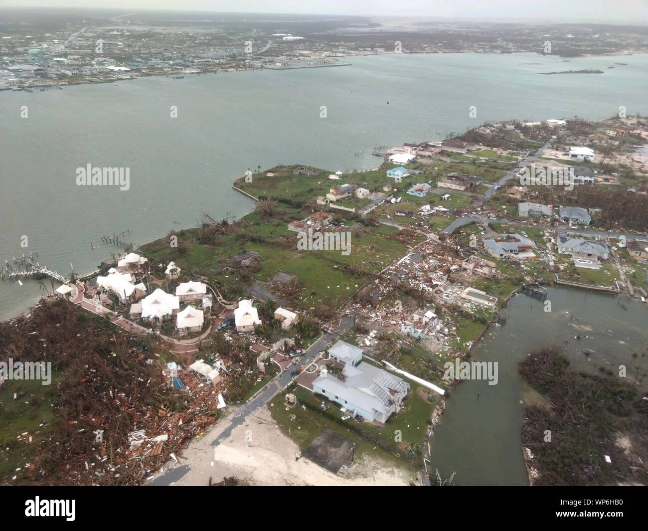 Marsh Harbour, Abaco, Bahamas. 07. September 2019. Ruinen und Trümmern werden links von Wohnungen zerstört von Hurricane Dorian aus der U.S. Coast Guard Rescue Helicopter September 7, 2019 in Marsh Harbour, Abaco, Bahamas gesehen. Dorian schlug die kleine Insel Nation als Kategorie 5 Sturm mit Windgeschwindigkeiten von 185 km/h. Stockfoto