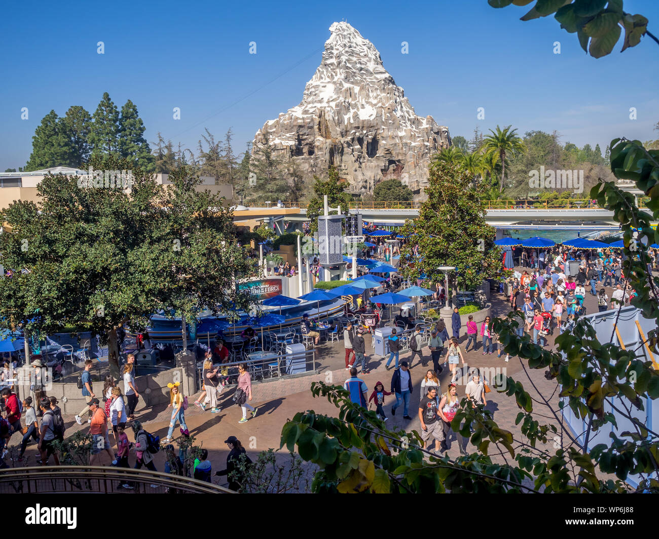 Blick auf Disneyland in Anaheim, Kalifornien. Disneyland ist einer der weltweit berühmtesten Amusements parks und Heimat von Mickey Mouse. Stockfoto