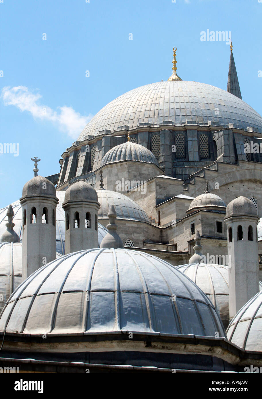 Detail der Kuppeln und Schornsteine der Süleymaniye Moschee in einem sonnigen Tag unter blauem Himmel. Stockfoto