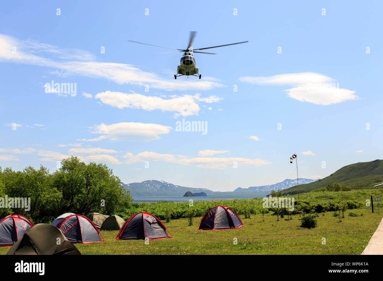 Kamtschatka, Russland - Juli 8, 2018: Hubschrauber Landung in der Nähe von der Hütte camping im Kronotsky Reserve in der Nähe Kuril See Stockfoto