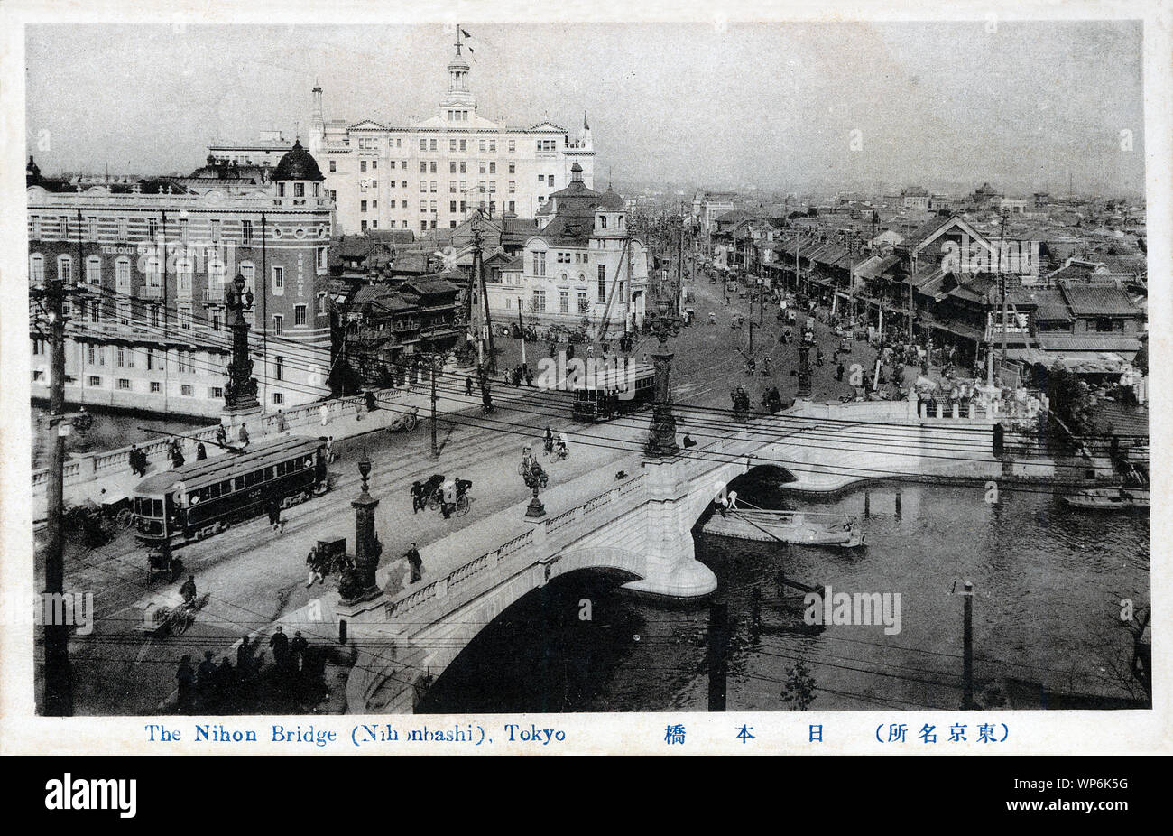 [1910s Japan - Nihonbashi Brücke in Tokio] - Straßenbahnen Nihonbashi Brücke in Tokio, von Yorinaka Tsumaki (妻木頼黄, 1859-1916) ausgelegt. Das Gebäude auf der linken Seite ist der Sitz der Teikoku Seima Co., Ltd. (noch heute aktiv als Teikoku Sen-I Co., Ltd.). 1913 (taisho 2) abgeschlossen, es wurde entwickelt von tatsuno Kingo (辰野金吾, 1854-1919) und gilt als ein repräsentatives Beispiel der Meiji Periode (1868-1912) Architektur zu sein. Das weiße Gebäude auf der Rückseite ist das Mitsukoshi Kaufhaus. 20. jahrhundert alte Ansichtskarte. Stockfoto