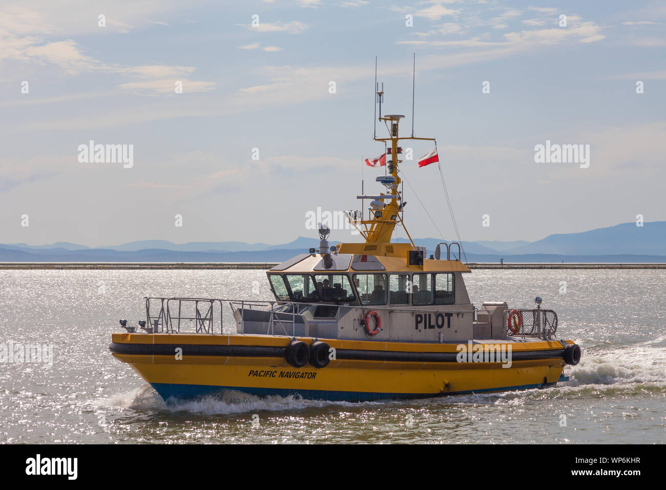 Die steveston Lotsenboot Rückkehr aus einem Piloten, einem sich nähernden Frachter in den kanadischen Gewässern Stockfoto