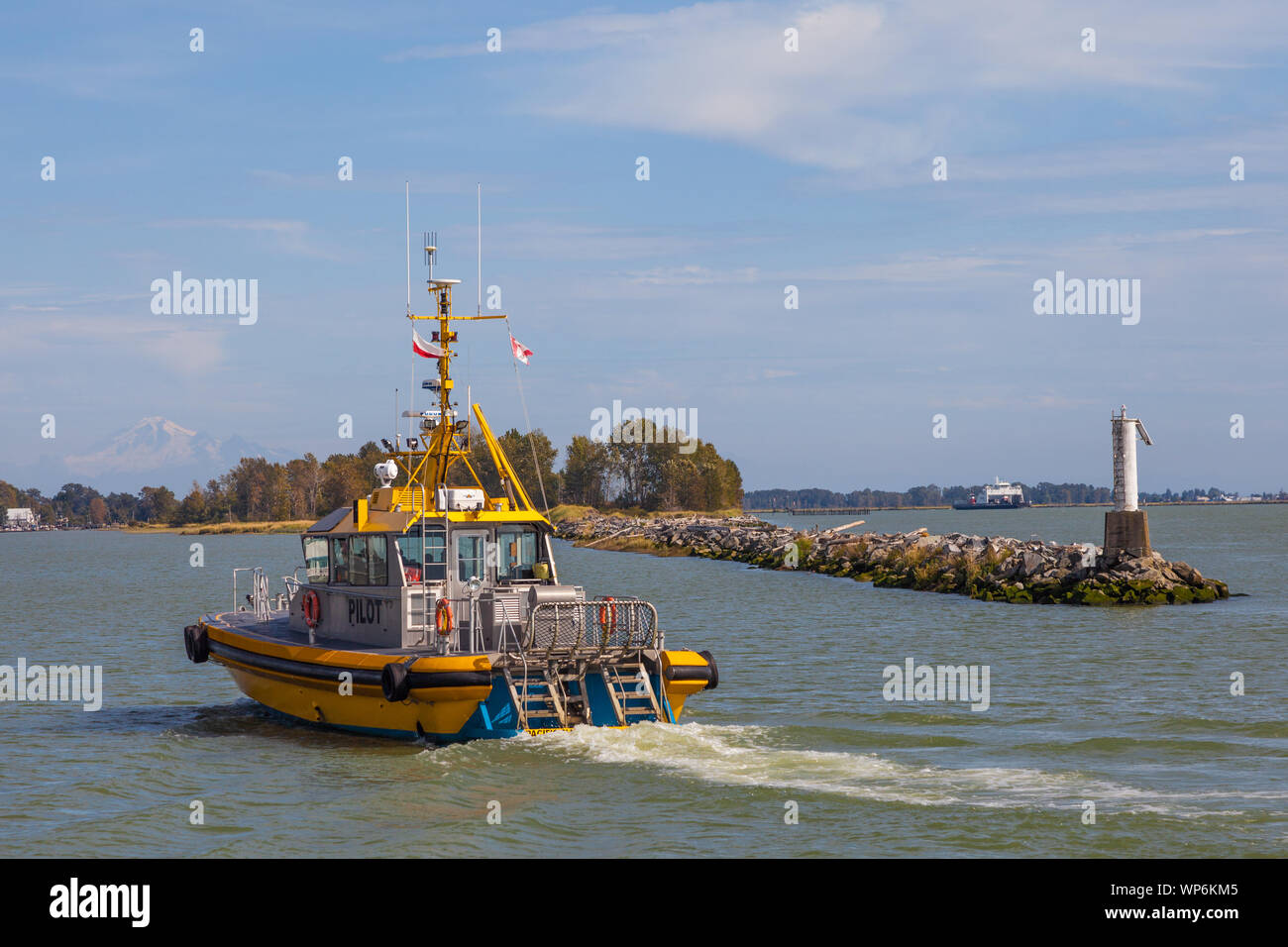 Die steveston Lotsenboot Rückkehr aus einem Piloten, einem sich nähernden Frachter in den kanadischen Gewässern Stockfoto
