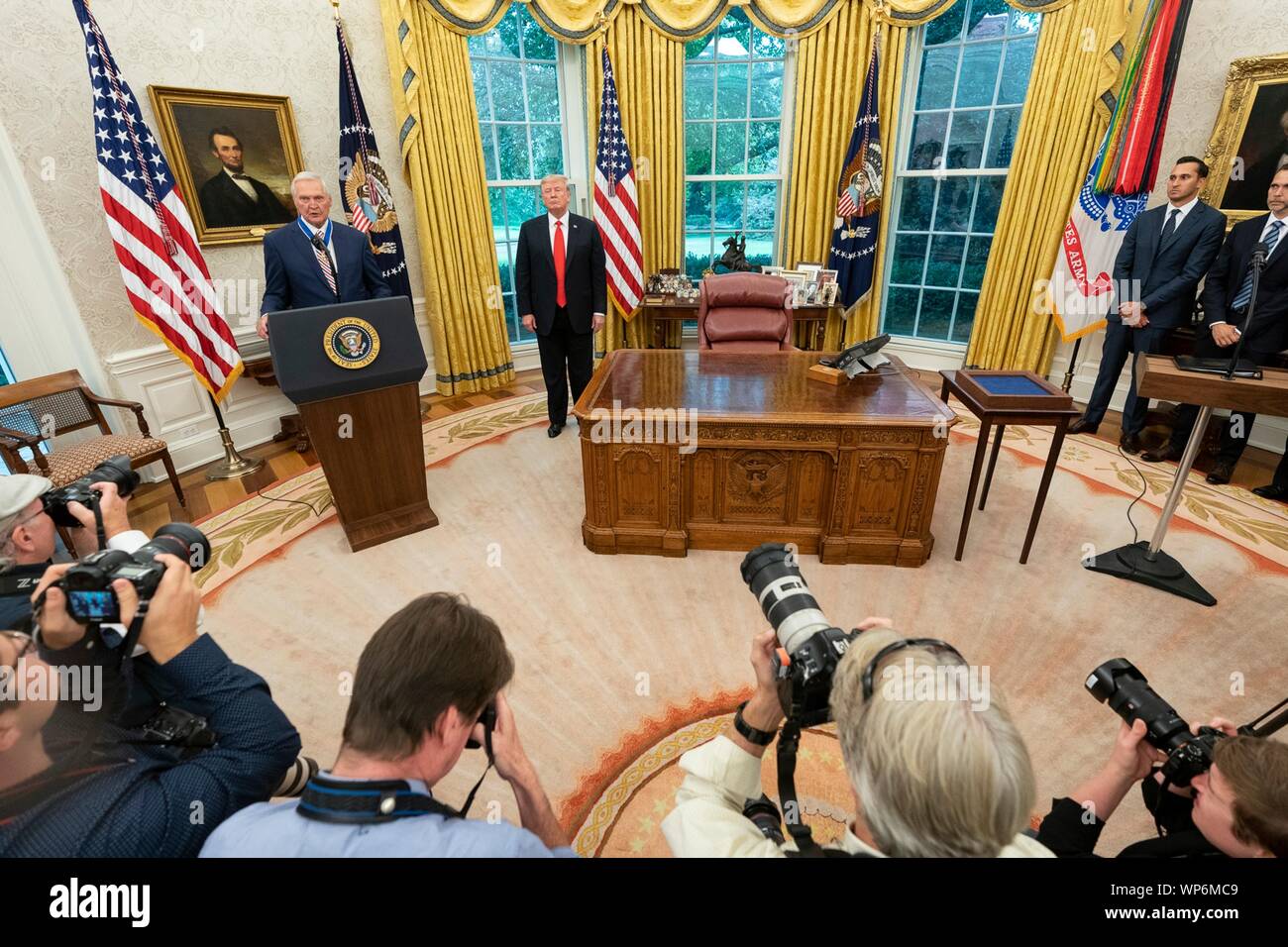 Washington, DC, USA. 05. September 2019. Los Angeles Lakers Hall of Fame basketball Star und legendäre NBA General Manager Jerry West liefert Erläuterungen nach seiner Auszeichnung die Presidential Medal of Freedom von US-Präsident Donald Trump, Mitte, während einer Zeremonie im Oval Office des Weißen Hauses September 5, 2019 in Washington, DC. Stockfoto