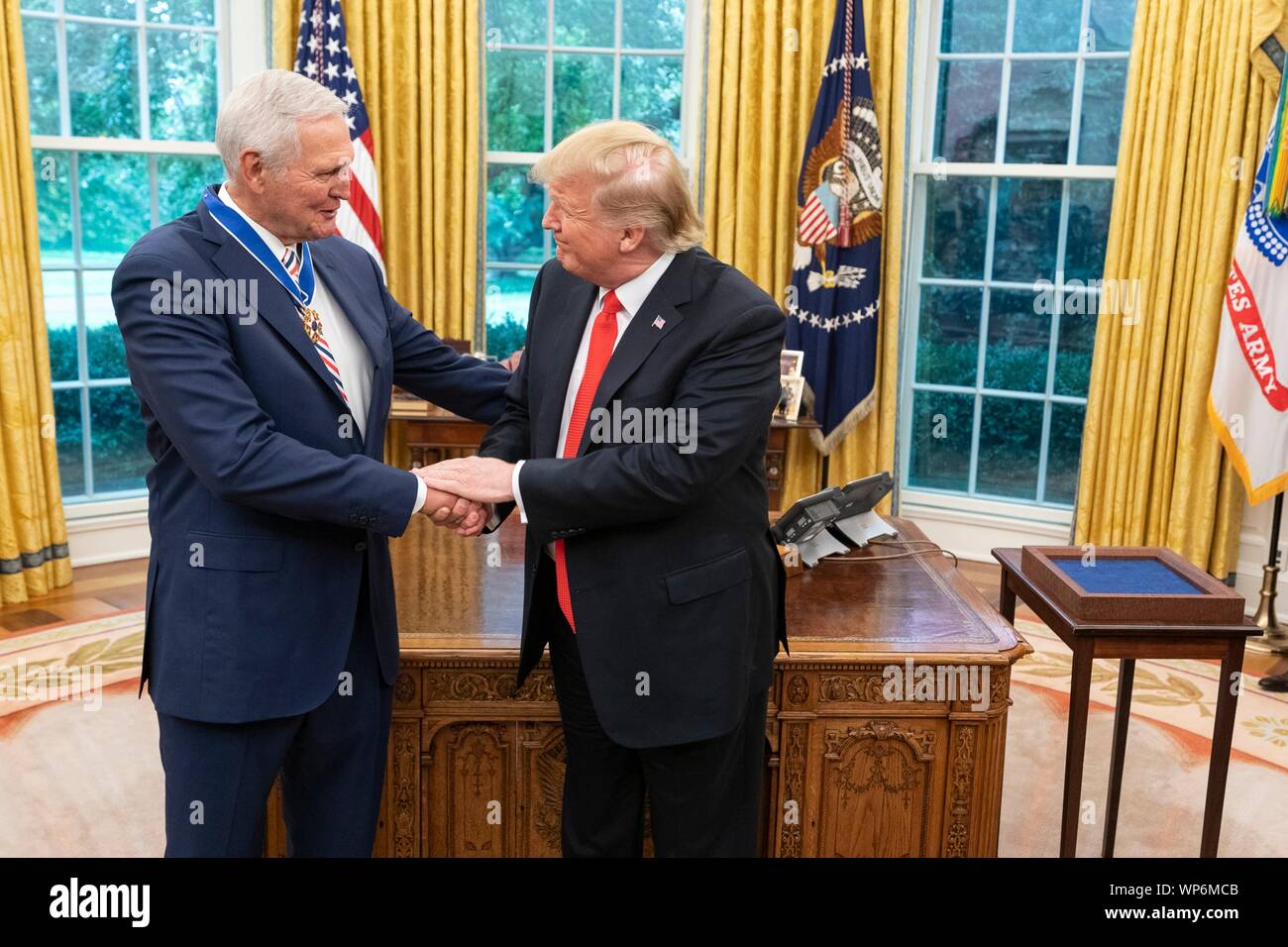 Washington, DC, USA. 05. September 2019. Us-Präsident Donald Trump gratuliert Hall of Fame Los Angeles Lakers basketball Star und legendäre NBA General Manager Jerry West nach der Vergabe der Presidential Medal of Freedom, während einer Zeremonie im Oval Office des Weißen Hauses September 5, 2019 in Washington, DC. Stockfoto