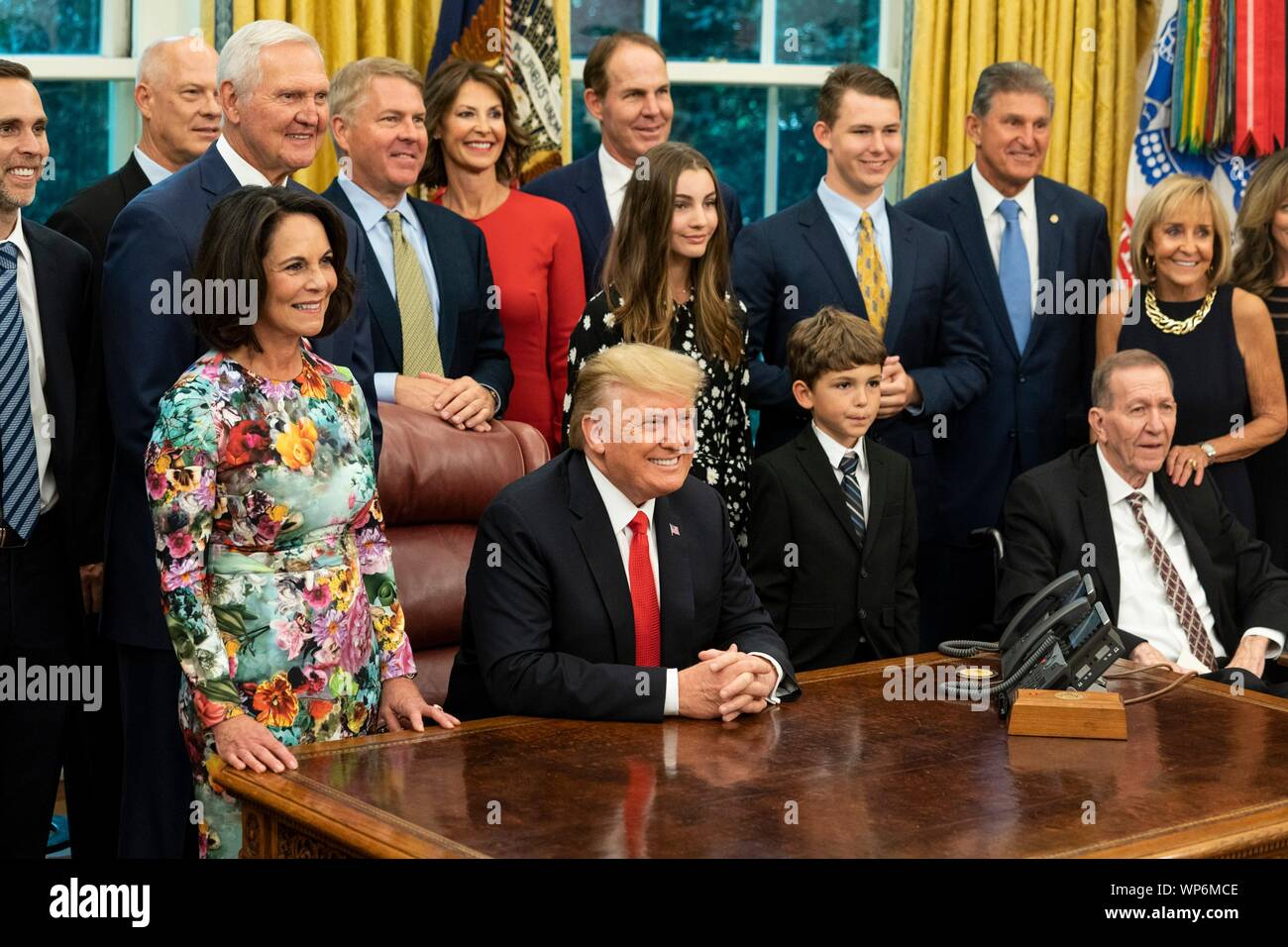 Washington, DC, USA. 05. September 2019. Us-Präsident Donald Trump, Mitte, wirft mit Los Angeles Lakers Hall of Fame basketball Star und legendäre NBA General Manager Jerry West, Links, und seine Familie im Anschluss an die Preisverleihung für die Presidential Medal of Freedom, im Oval Office des Weißen Hauses September 5, 2019 in Washington, DC. Stockfoto