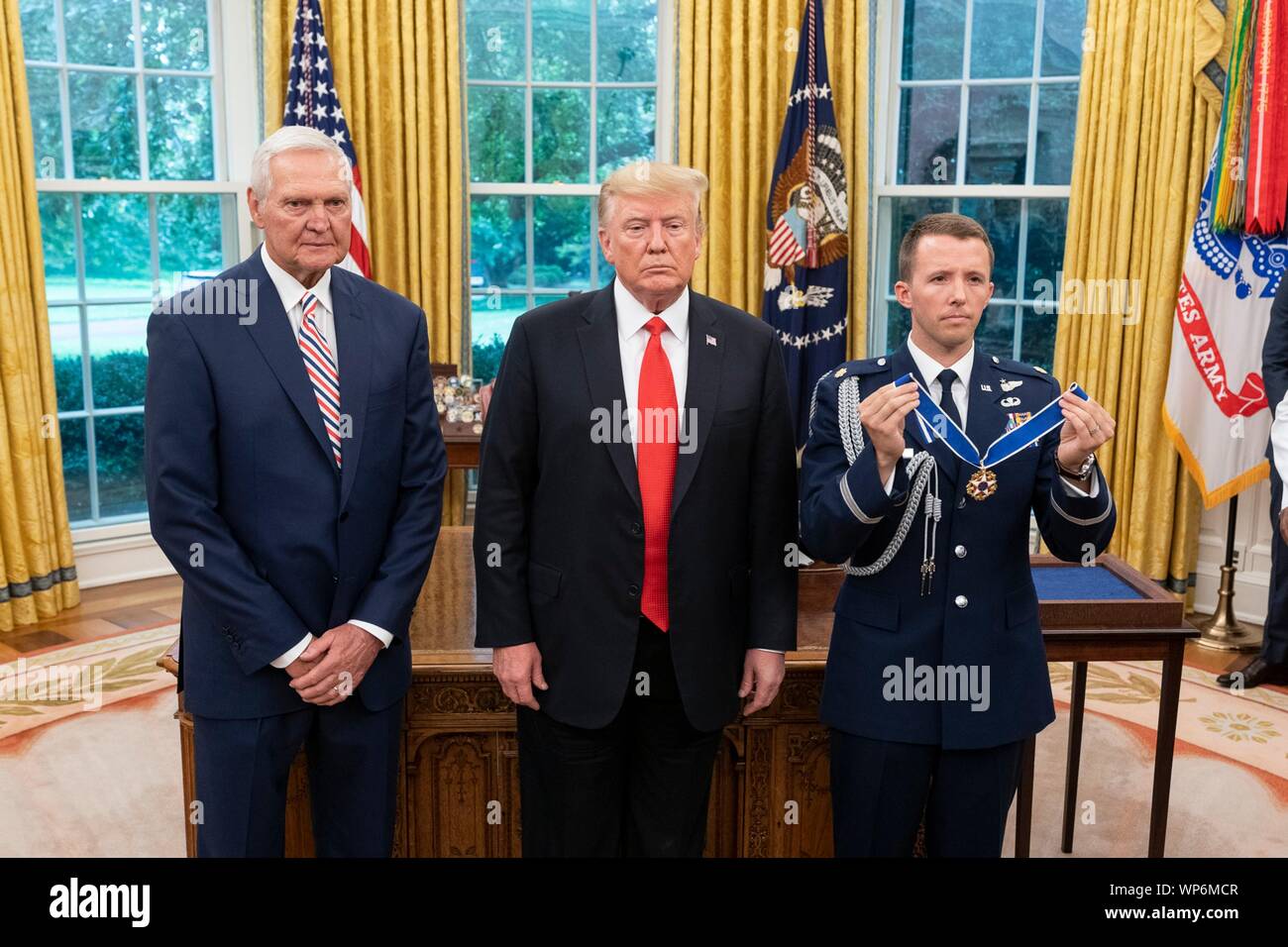 Washington, DC, USA. 05. September 2019. Us-Präsident Donald Trump, Mitte, Auszeichnungen die Presidential Medal of Freedom, in die Halle des Ruhmes Los Angeles Lakers basketball Star und legendäre NBA General Manager Jerry West während einer Zeremonie im Oval Office des Weißen Hauses September 5, 2019 in Washington, DC. Stockfoto