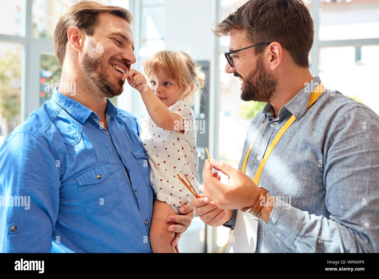 Gerne gay Familie Spaß zusammen in Shopping Stockfoto