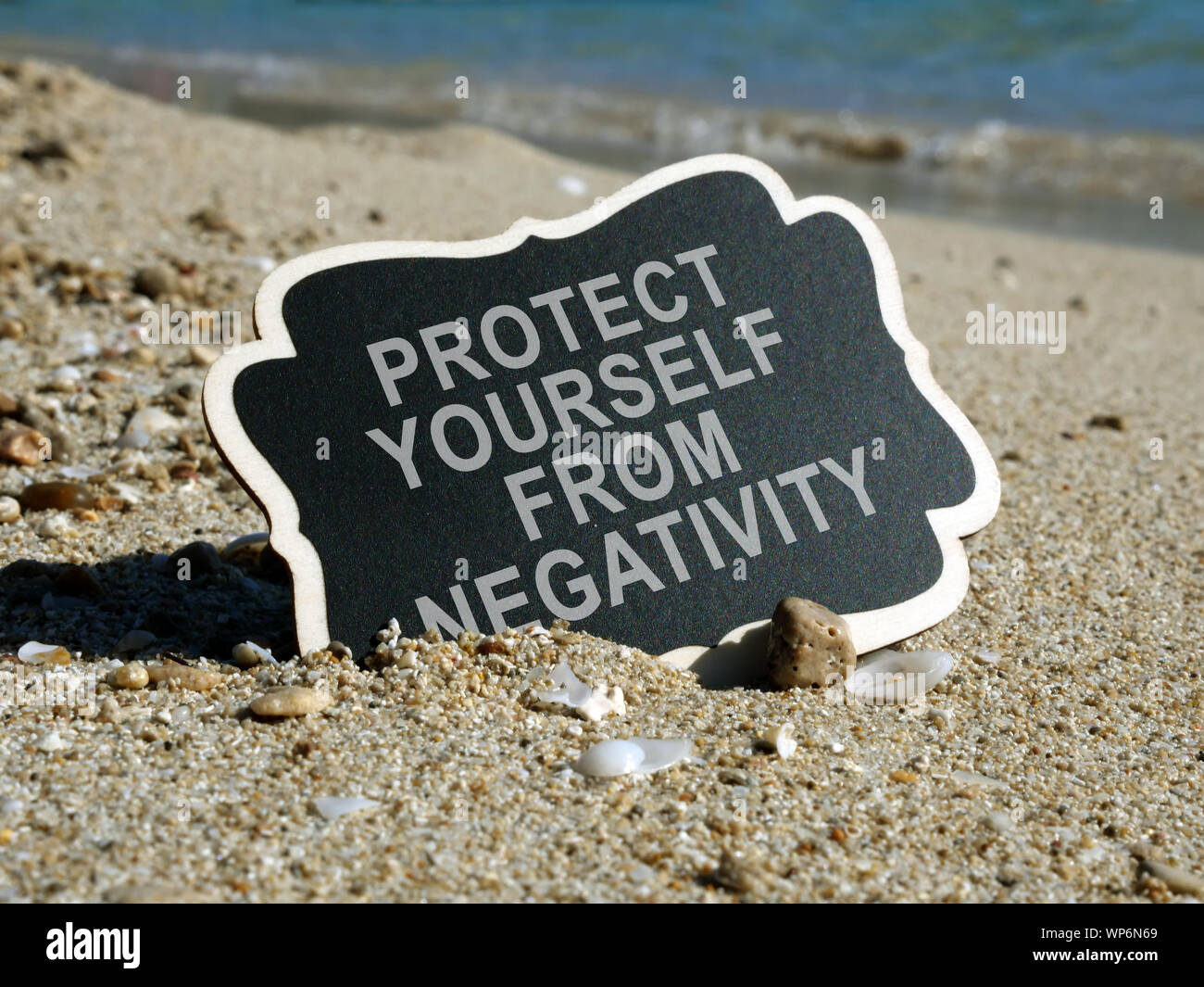 Mit Vorzeichen schützen Sie sich vor Negativität Platte. Stockfoto