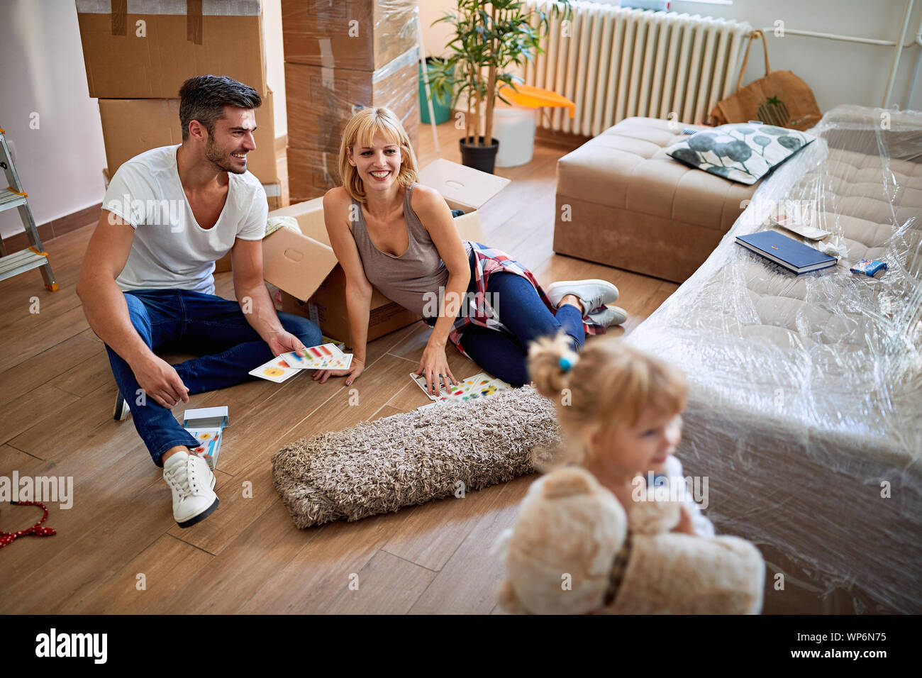 Lustig, Umzug in ein neues Haus - Glückliche Eltern bewegt sich in einem neuen Haus Stockfoto