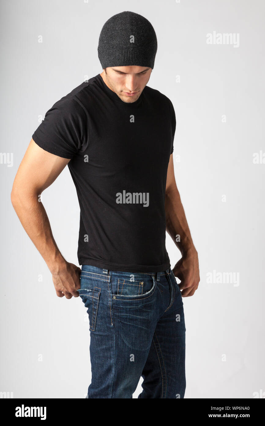 Mann, schwarzes T-Shirt, Jeans und gestrickt hat. Die moderne junge Männer, lässige Kleidung Mode Styles. Stockfoto