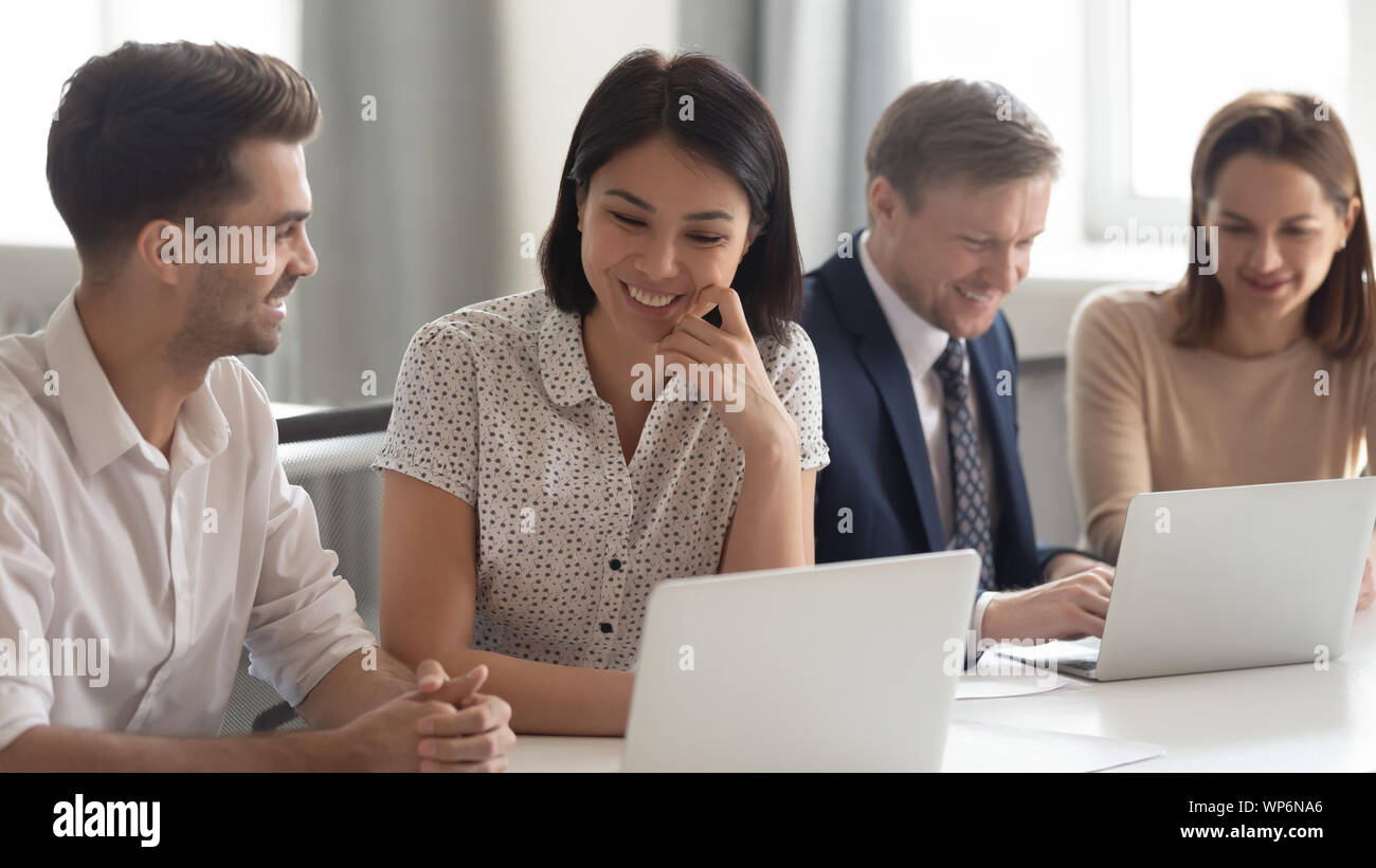 Happy gemischten Rasse Mitarbeiter arbeiten in Gruppen von Projekten. Stockfoto