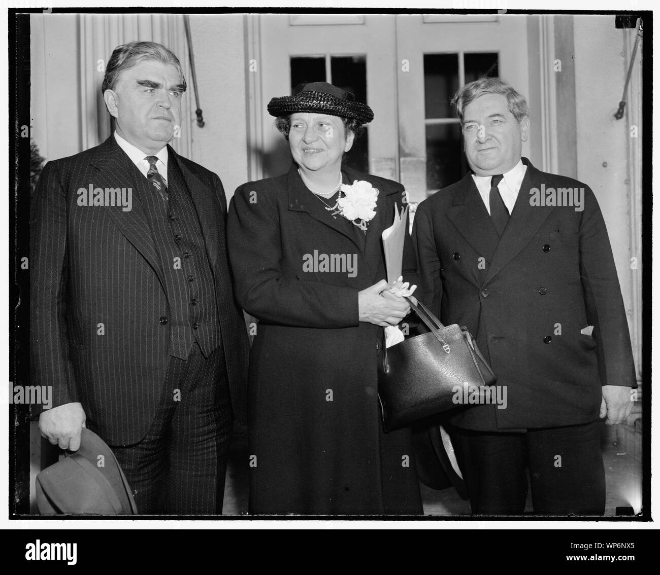 Arbeit und CIO bei Kohle Präsident der Konferenz. Washington, D.C., Mai 9. Als die zwei Monate alten Arbeitskampf der Kohle Felder zogen von New York zu den nationalen Capitol heute, wenn der Präsident bewegen Sie die Unterschiede in der Rolle des Vermittlers zu begleichen, John Lewis, Präsident der C.I.O., laden die Verantwortung für den Streit bei der Arbeit und der Verwaltung, Francis Perkins, Sekretär der Arbeit und James Dewey, Arbeitsministerium Schlichter die Schuld der Betreiber, alle das Weiße Haus eingetragen am Vormittag, um zu versuchen, die Streitigkeit vor einer akuten sh zu vereinbaren Stockfoto