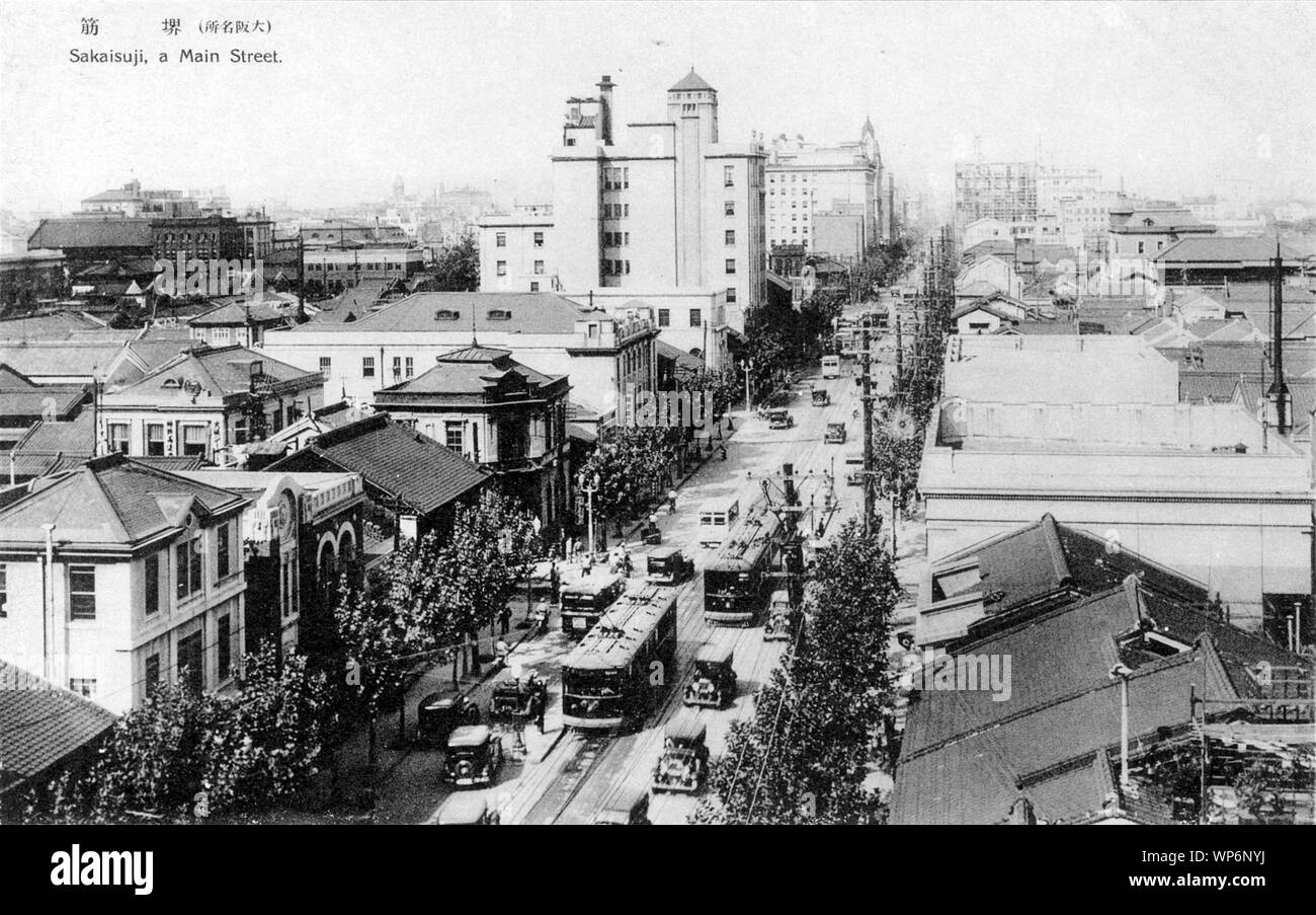 [1930er Jahre Japan - Japanische Straßenbahnen auf sakaisuji Avenue in Osaka] - Straßenbahnen auf Sakaisuji in Osaka, Japan. Die Straße war Osaka's Haupteinkaufsstraße, während ein großer Teil der Showa Ära (1925-1989). 20. jahrhundert alte Ansichtskarte. Stockfoto