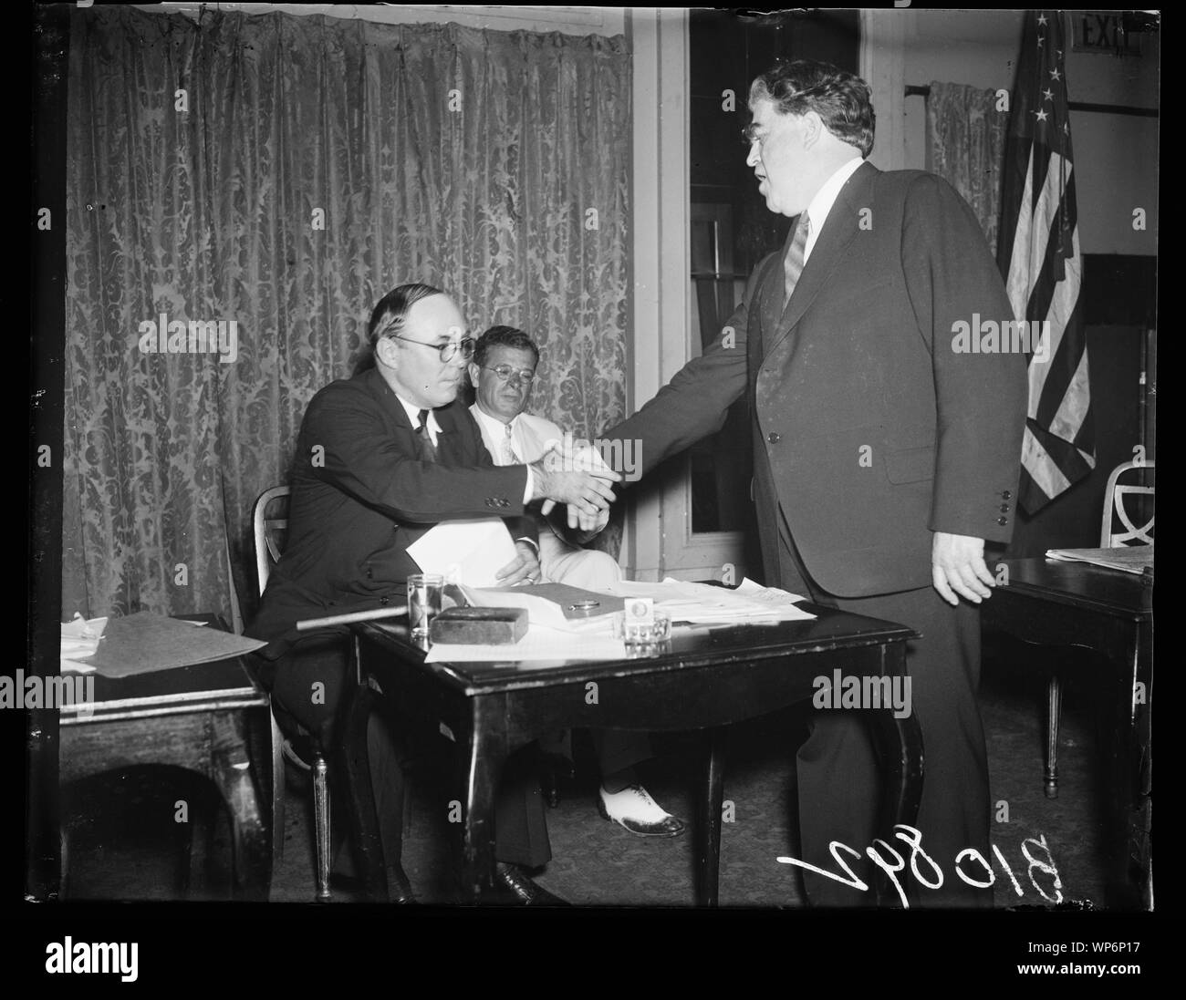 Die überparteiliche Liga Führer, Washington, D.C., August 10. Der überparteiliche Liga hielt ihre erste Konvention heute hier mit ihrem ersten Ziel: Wiederwahl von Präsident Roosevelt. Hier sehen wir Maj. George L. Berry, Präsident der Liga, Gruß Johannes. L. Lewis, Vorsitzender des Vorstandes, als er ankam. In der Mitte ist Sidney Hillman, Secretary-Treasurer Stockfoto