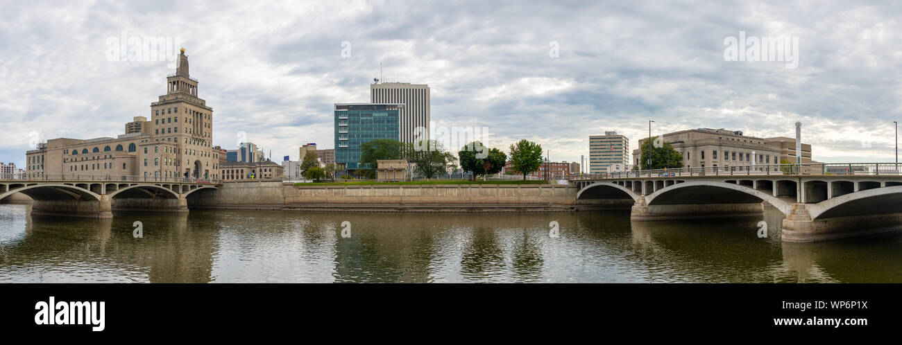 Cedar Rapids, Stadt im Bundesstaat Iowa der Vereinigten Staaten von Amerika, wie in der Cedar River aus gesehen Stockfoto