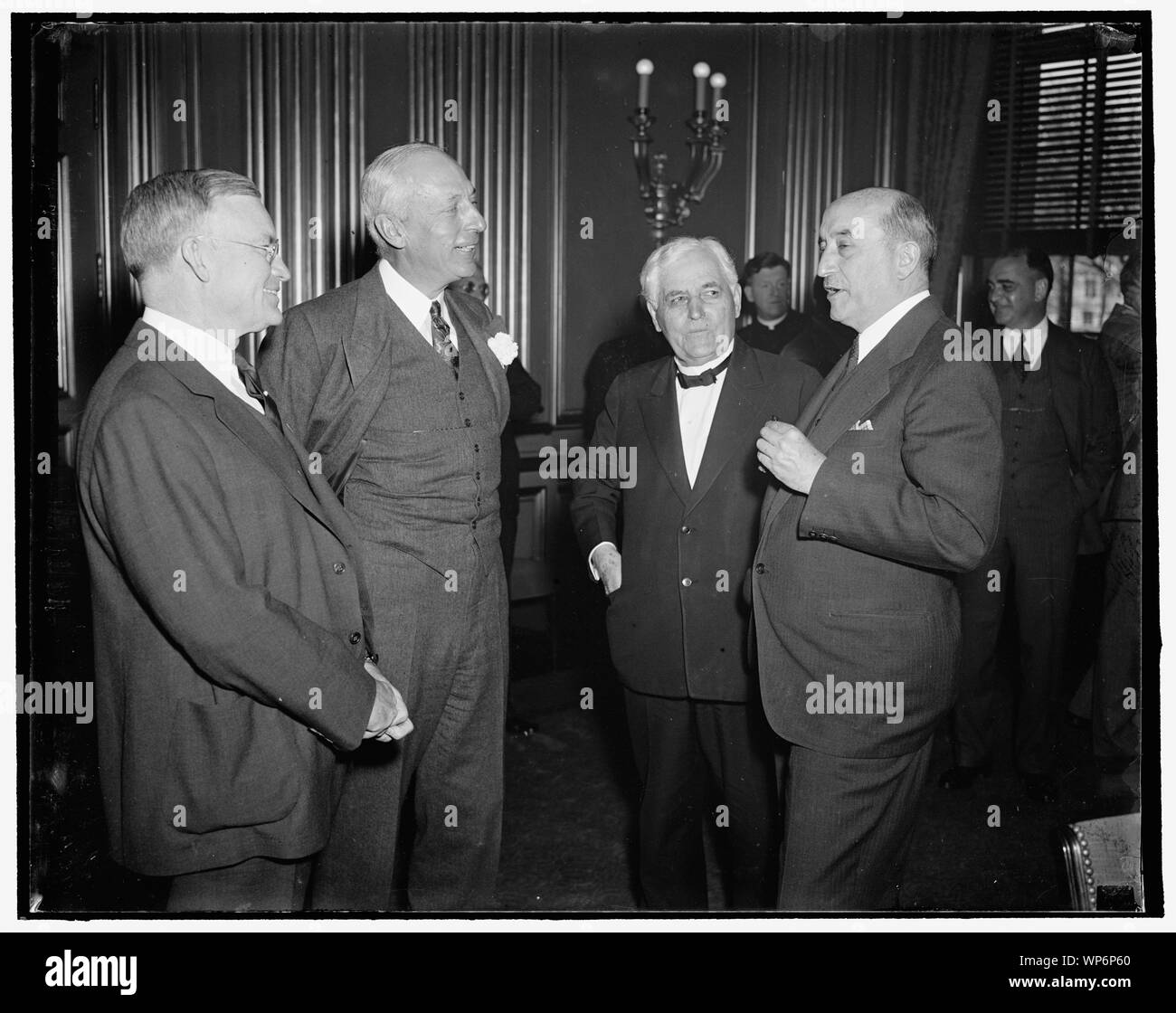 Arbeit und Wirtschaft kommen zusammen. Washington, D.C., Mai 4. Führer von Arbeit und Industrie dargestellt, wie sie heute im Labor Department met kurz vor der Konferenz durch Staatssekretär Perkins einberufen. Prominente in Arbeit und Industrie nahmen an der Tagung in den Bemühungen, eine Formel für die Abwendung von Streiks und Aussperrungen zu entwickeln. Nach rechts: George Davis, neuer Präsident der US-Handelskammer; Harper Sibley, ehemaliger Präsident der Kammer; Frank Morrison, Sekretär der Amerikanischen Vereinigung der Arbeit; und Edward F. McGrady, Staatssekretär für Arbeit, 5/4/1937 Links Stockfoto