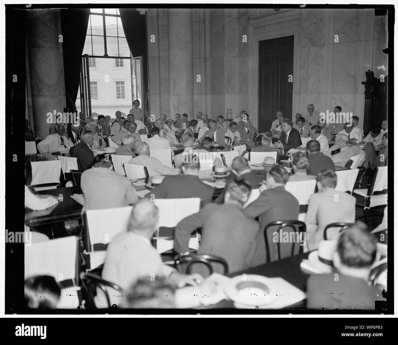 Arbeitsmarkt chief zieht Publikum im Capitol zu hören. Washington, D.C. Juni 7. Die Darstellung von John Lewis, C.I.O. Chief, bevor der Senat und das Repräsentantenhaus Arbeitsmarkt Ausschüsse Heute zeichnete ein volles Haus bei der Anhörung heute. Lewis ist auf der rechten Seite, als er begann, sein Zeugnis, in dem er die Black-Connery Bill befürwortet. 6/7/37 Stockfoto