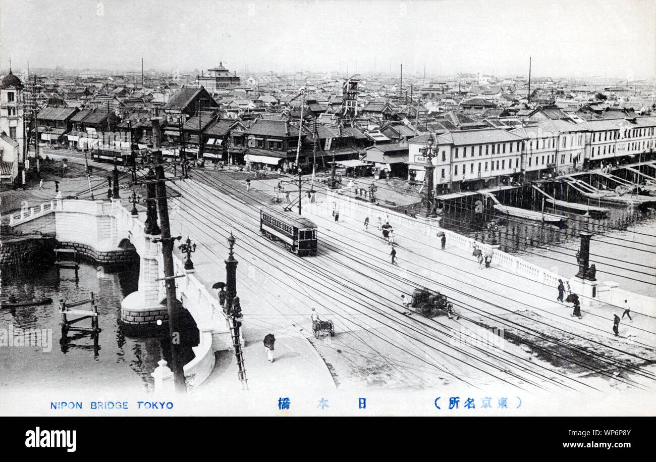 [1910s Japan - Nihonbashi Brücke in Tokio] - Eine Straßenbahn kreuzt Nihonbashi Brücke in Tokio. Die weißen Gebäude auf der rechten Seite bilden die Tokio Fischmarkt. Während der frühen Edo-zeit (1603-1868), Shogun Tokugawa Ieyasu eingeladen, Fischer von Tsukudajima in Osaka nach Edo Fisch für das Schloss zur Verfügung zu stellen. Diese Fischer begann der Markt in Nihonbashi. Nach der Nihonbashi Fischmarkt in der Kanto Erdbeben im September 1, 1923 (taisho 12) zerstört wurde, ist es in den Stadtteil Tsukiji. 20. jahrhundert alte Ansichtskarte. Stockfoto