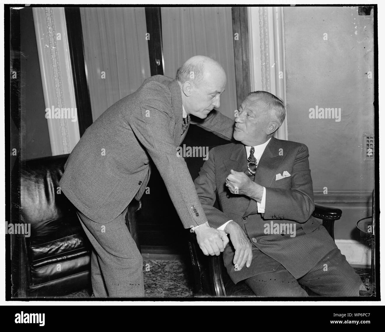 Die Arbeitsbeziehungen flüstert. Washington, D.C., April 5. Senator Robert F. Wagner, (rechts) von New York, Autor des Wagner Labour Relations Act, hält eine Last minute confab mit Rep. William S. Connery, jr., von Massachusetts, das die Rechtsvorschriften über das Haus gefördert, da sie besorgt die Urteil des Obersten Gerichtshofs über die Gültigkeit des Gesetzes heute erwartet. Die Entscheidung wurde nicht erreicht, aber das Gericht vertagt ohne Bekanntgabe seiner Entscheidung. Das Urteil kann jetzt bis nächsten Montag, 4/5/1937 bekannt gegeben. Stockfoto