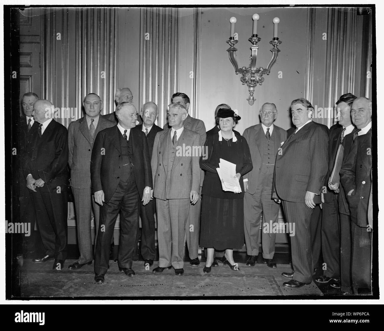 Der Friedensplan gesucht. Washington, D.C., den 20. April. Führer von Arbeitsmarkt und Industrie besucht heute eine Konferenz mit Sekretär der Arbeit Perkins in den Bemühungen, eine nationale Politik zu Streiks und Aussperrungen zu verhindern. Auf dem Foto von links nach rechts: D.W. Tracy, der Präsident der Bruderschaft der elektrische Arbeiter; Harper Sibley, Präsident der US-Handelskammer; William Green, Präsident der US-Handelskammer; Ray Ingersoll, ehemaliger Schiedsrichter des Mantels und der Industrie; R.C. Wittling, Präsident von Fuller Construction Co.; Sekretär Perkins; Clarence Wooley, Präsident der Amerika Stockfoto