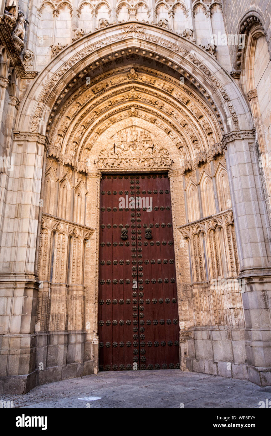 Eine Außenaufnahme einer Holztür, ein Eingang zur Kathedrale von Toledo, Toledo, Spanien. Stockfoto