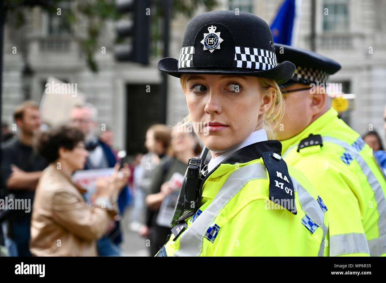 Polizistin, Anti und Pro Brexit Proteste, Whitehall, London. Großbritannien Stockfoto