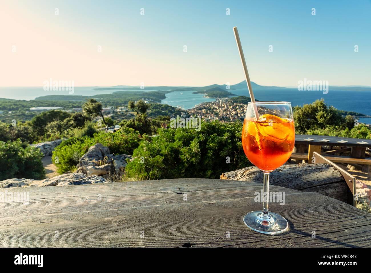 Cocktail mit Blick auf die kroatischen Inseln in der Kvarner Bucht tagsüber Stockfoto