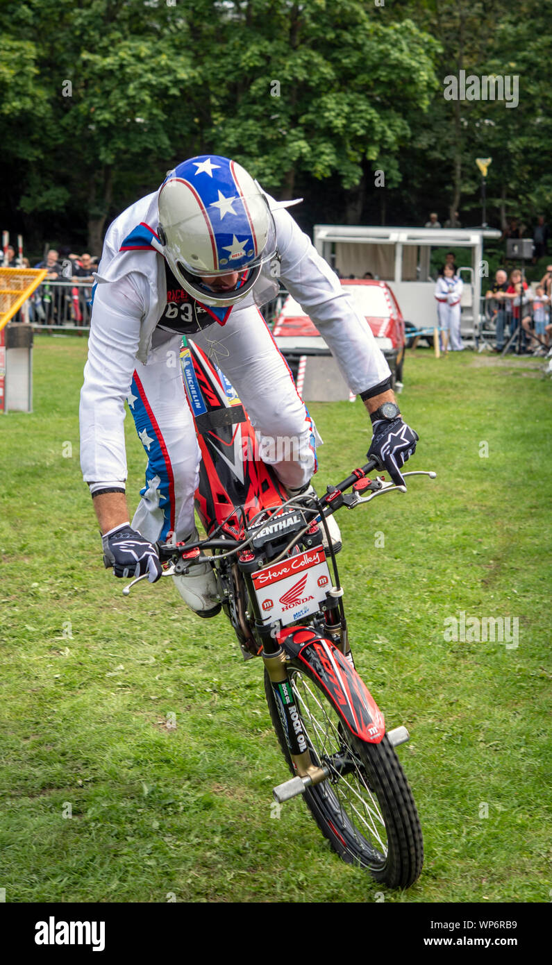 Stunt rider Steve Colley Durchführen einer Trick in Llançà Bike Fest, die llangollen Motorrad Festival in Wales Stockfoto