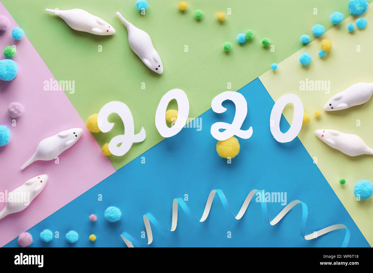 Frohes neues Jahr 2020, dem Jahr der Maus! Flach, Blick von oben auf die süßen weißen Mäuse vom Marshmallow mit weichen Kugeln aus. Objekte auf geometrische pa angeordnet Stockfoto