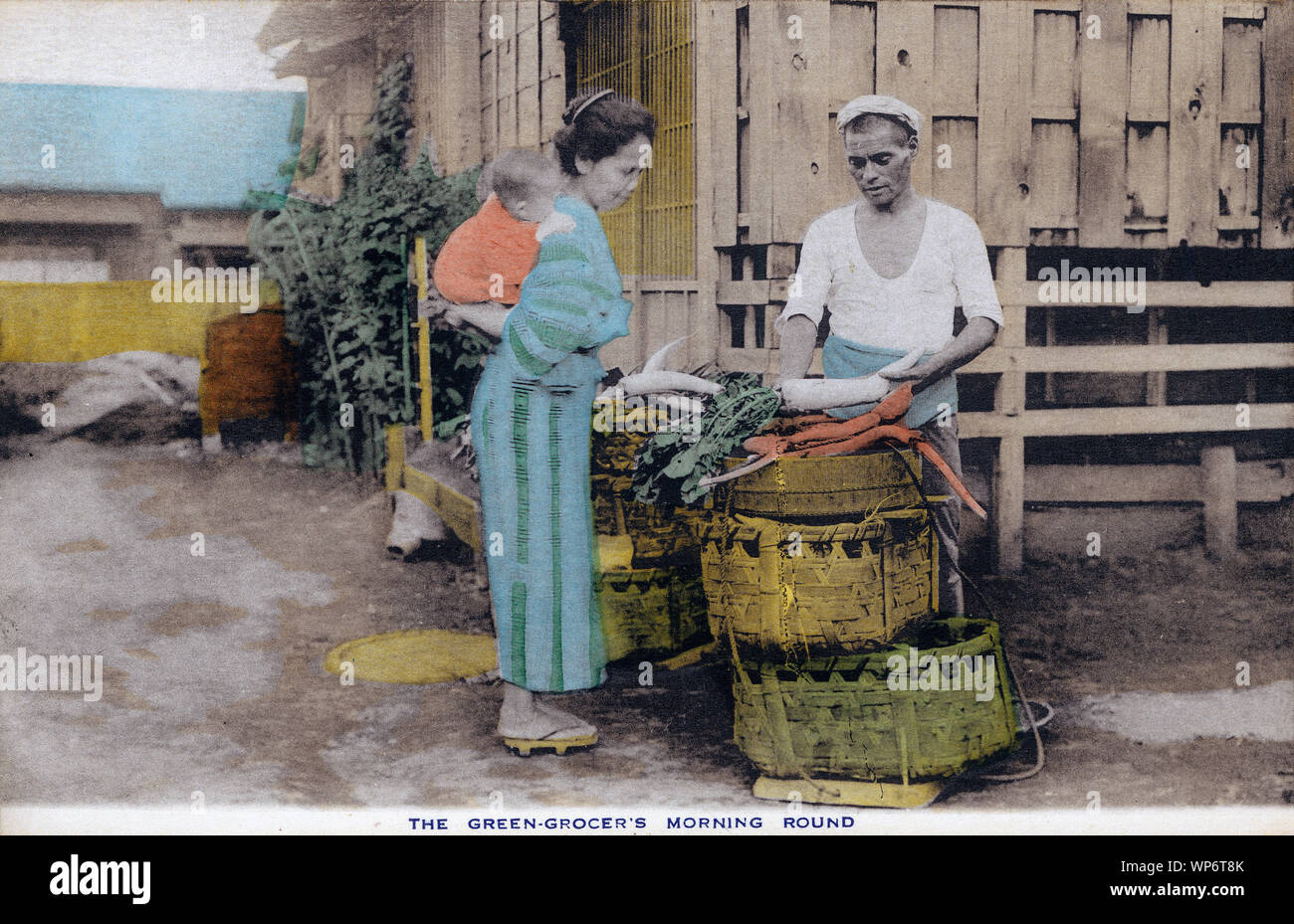 [1900s Japan - Japanische Gemüse Anbieter] - einem Straßenhändler im Sommer Bekleidung mit Körben von Gemüse trifft ein Kunde auf der Straße. Der Kunde ist, die Ihr Baby auf den Rücken. Japanische Straßen voller Anbieter alles Feilbieten von Lebensmitteln bis zu Körbe zu Medizin zu werden. Von den 10 card Serie arbeiten Männer in Japan. 20. jahrhundert alte Ansichtskarte. Stockfoto