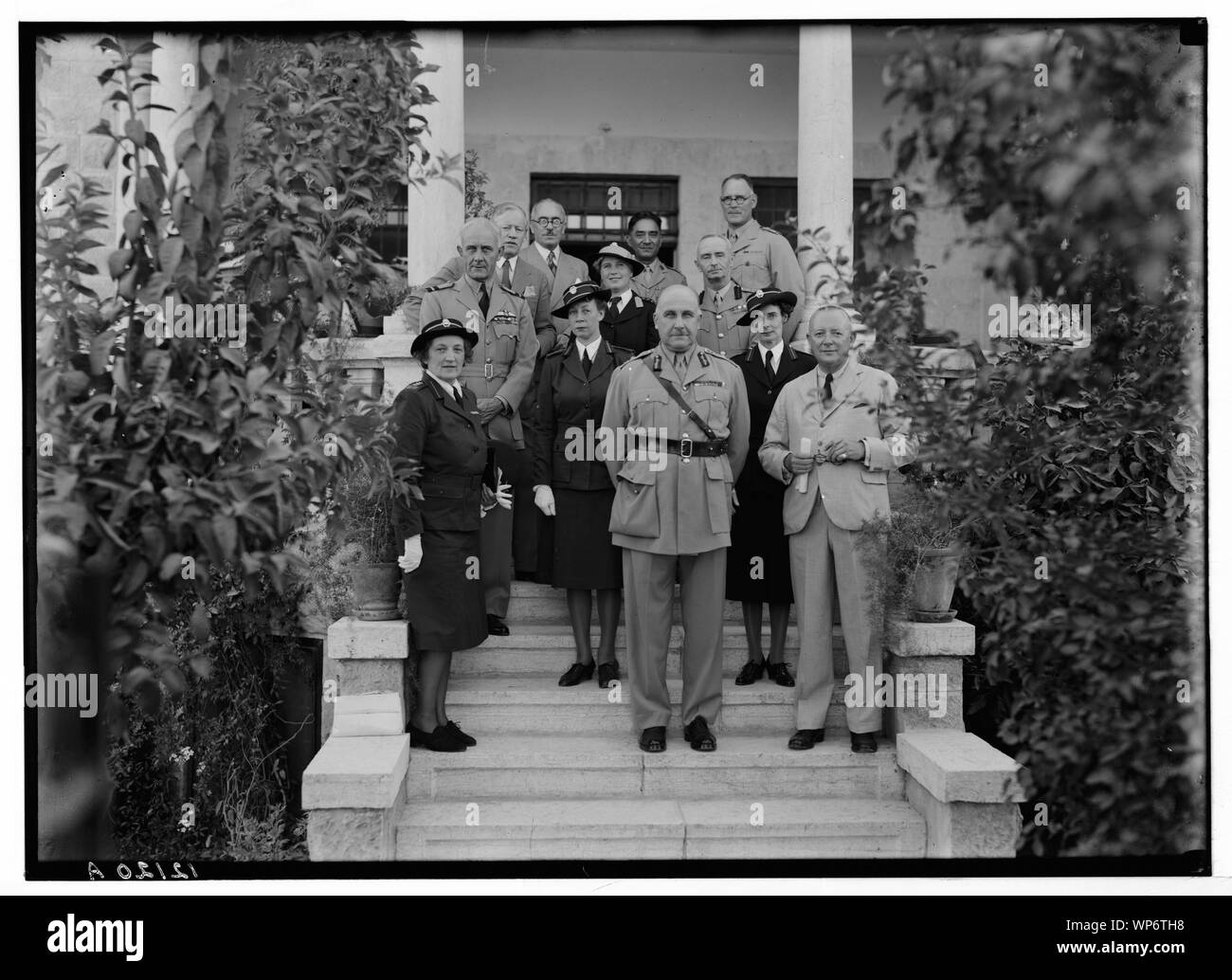 Lady McMichael Haus [d. h. MacMichael] (Ritter von St. John's Br. Rotes Kreuz, erholungsheim Haus für Offiziere). Gruppe auf den Stufen (1. Wilson [?]) Stockfoto