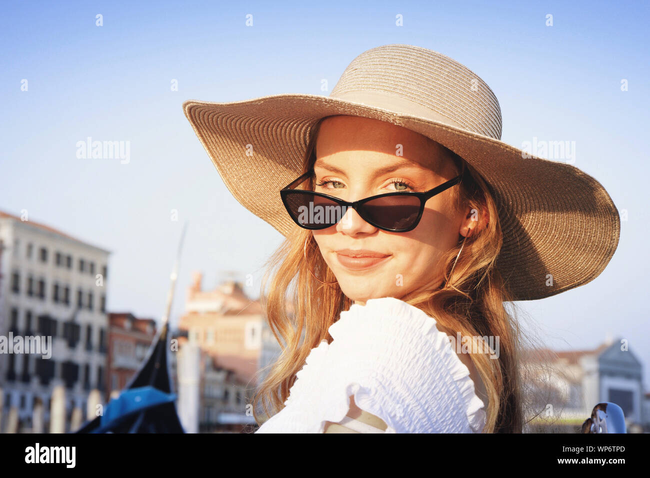 Schöne junge Frau, elegant gekleidet, in Venedig Stockfoto