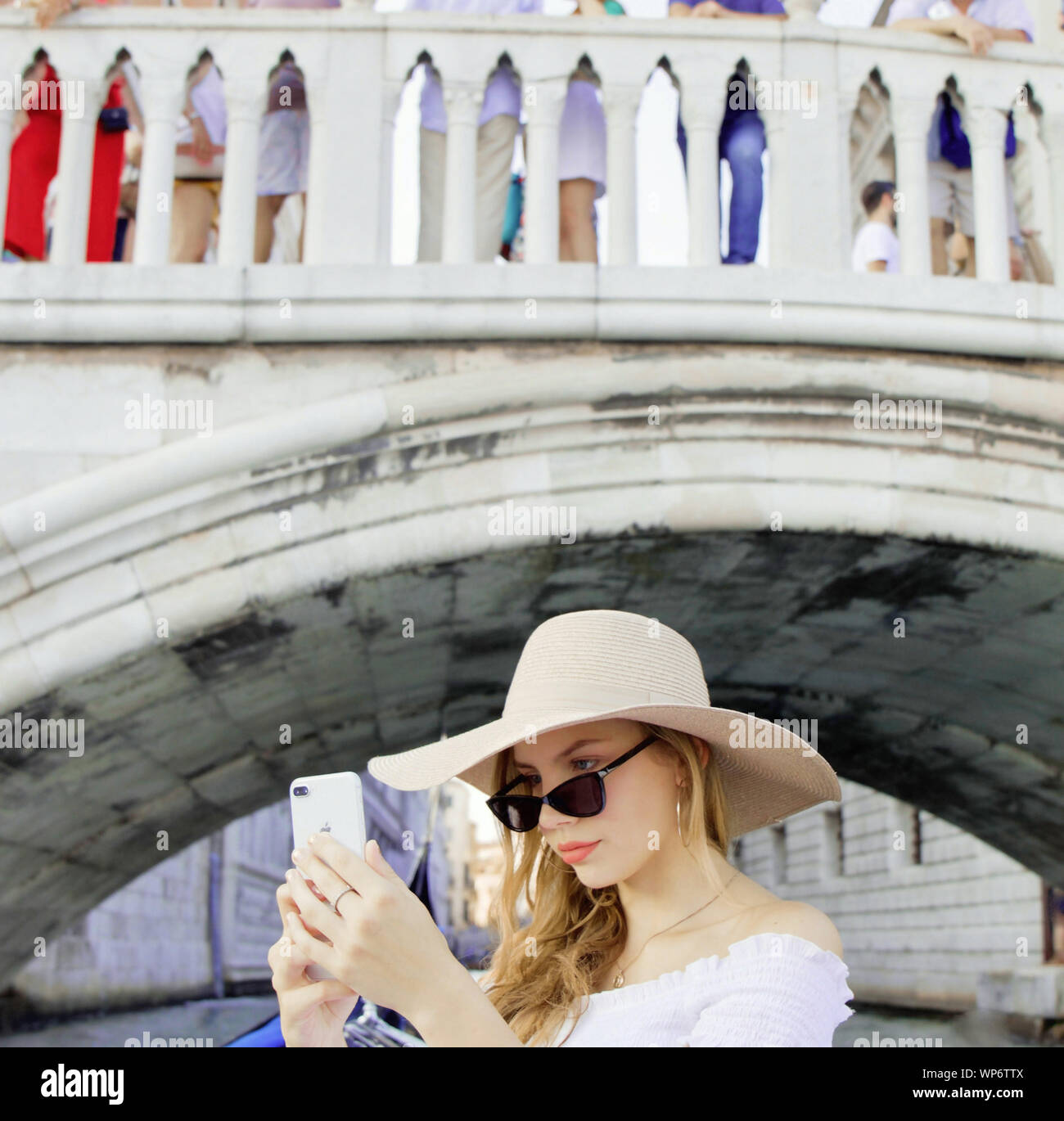 Schöne junge Frau, elegant gekleidet, in Venedig Stockfoto