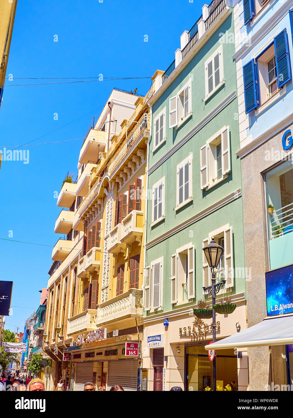 Gibraltar, UK - 29. Juni 2019. Touristen zu Fuß auf einer Hauptstraße im sonnigen Tag. Gibraltar Innenstadt, Britisches Überseegebiet. UK. Stockfoto